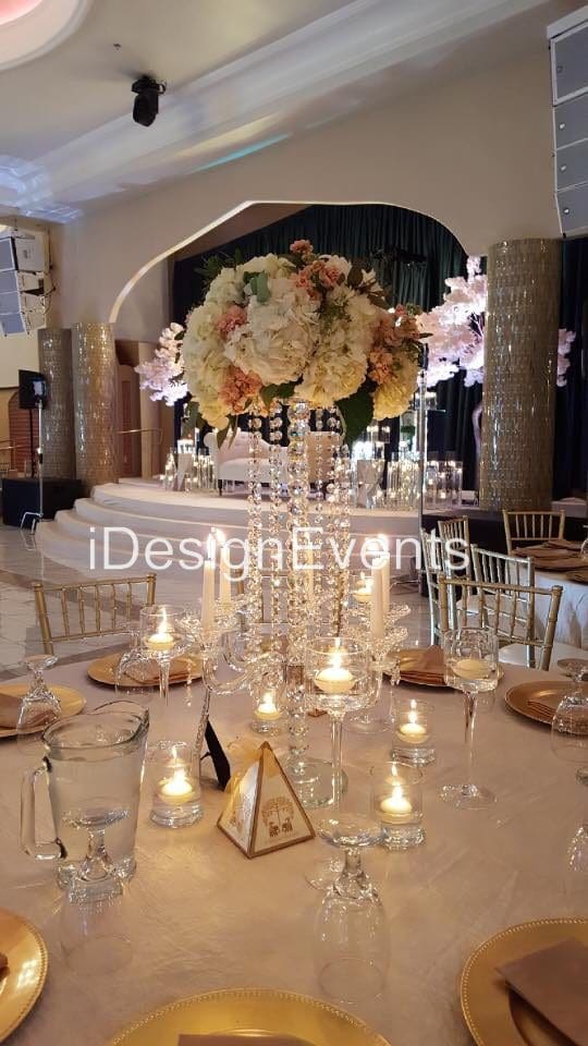 Elegant wedding table centerpiece with flowers and candles.